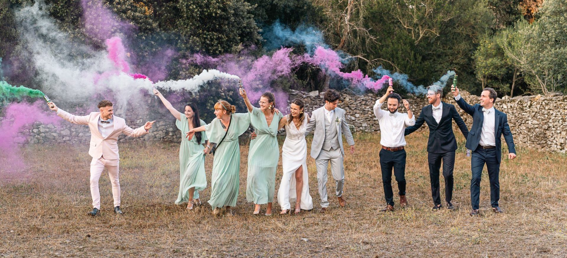 Cortège de mariage avec fumigènes colorés en Provence