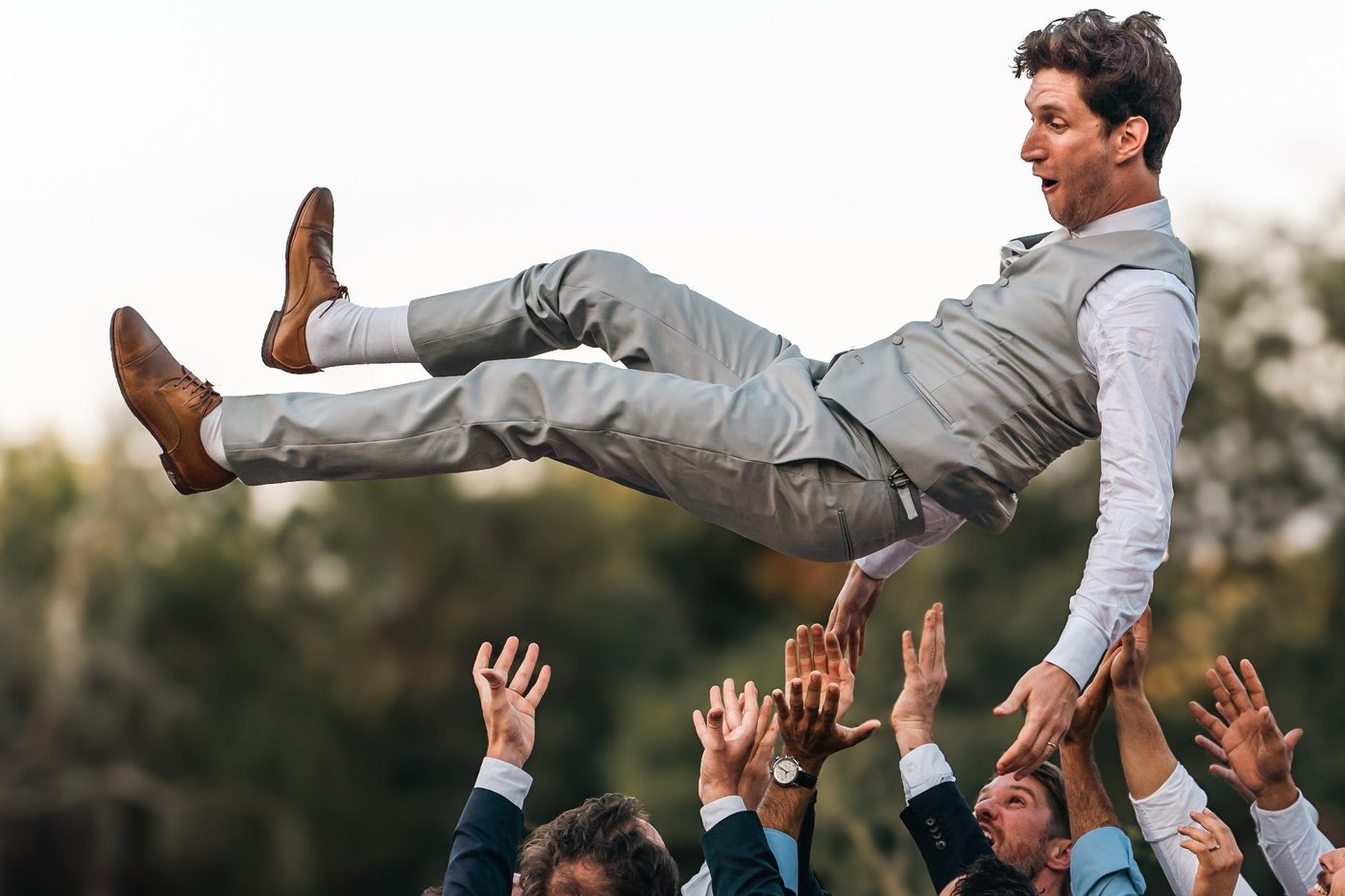 Marié porté et jeté en l'air par ses témoins