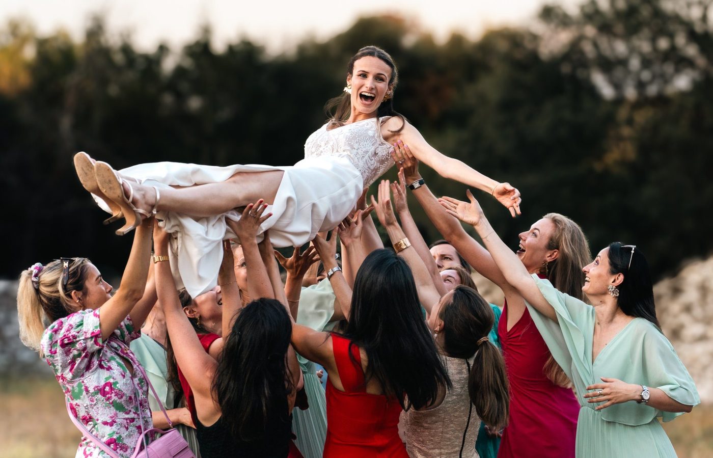 Mariée portée par ses amies lors de la soirée golden hour