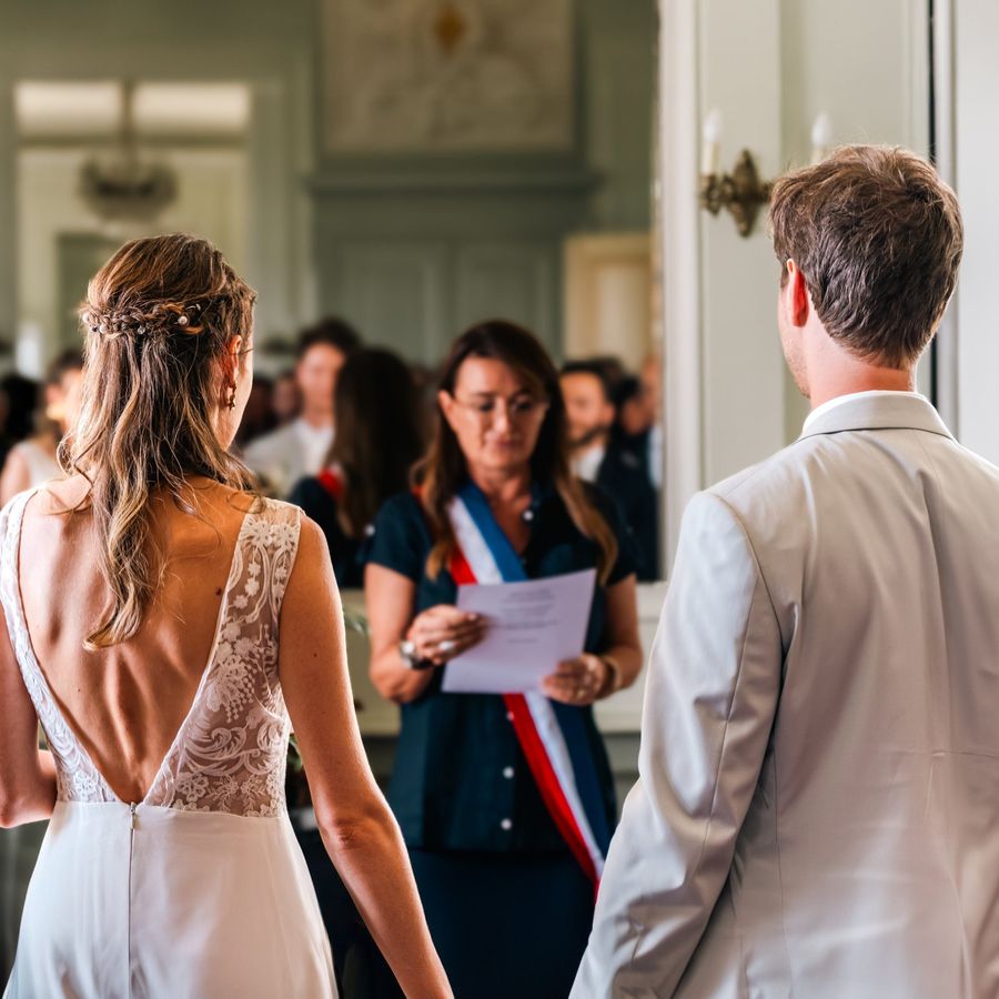 Cérémonie civile photographiée de dos